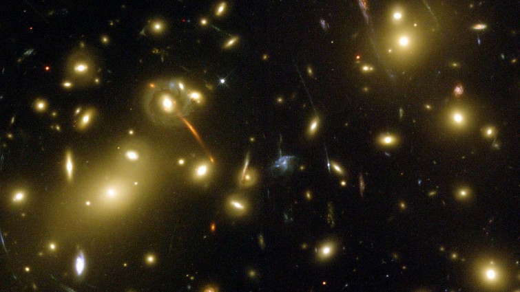Der Galaxienhaufen Abell 2218 ist eine riesige Gravitationslinse (NASA/ESA)