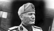 Porträtaufnahme von Benito Mussolini in Uniform (picture alliance / dpa)
